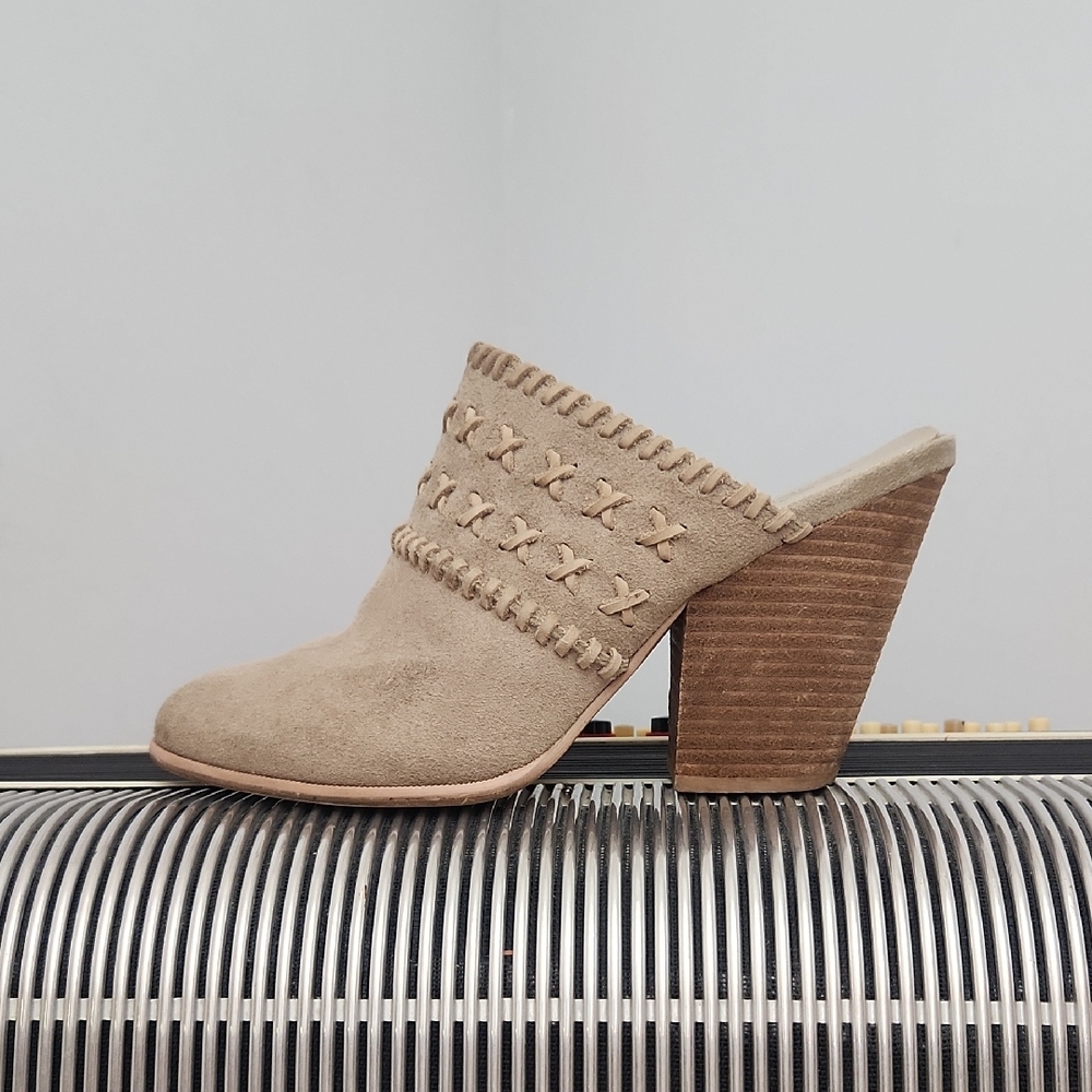 SUPER CUTE SOHO COBBLER IVORY SUEDE HEELED MULE BOOTIE SZ 7-1/2